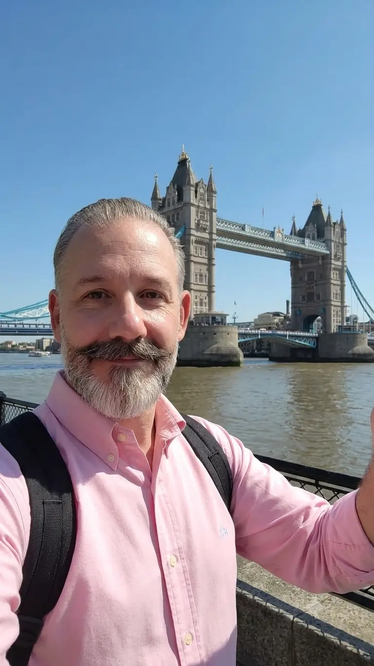 Mário Eichner diante da Tower Bridge